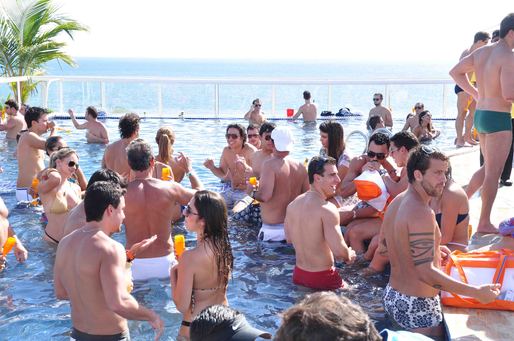 A piscina bombando e a galera mais bonita do país está no Grand Hotel Camarote Salvador