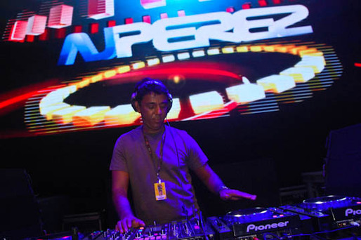 Dj Aj Perez pilotando mais uma noitada no Camarote Salvador