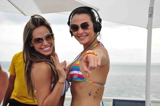 DJ's Morgana e Thascya agitando a tarde do Grand Hotel Camarote Salvador