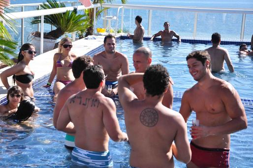 A piscina não muito cheia no último dia de carnaval