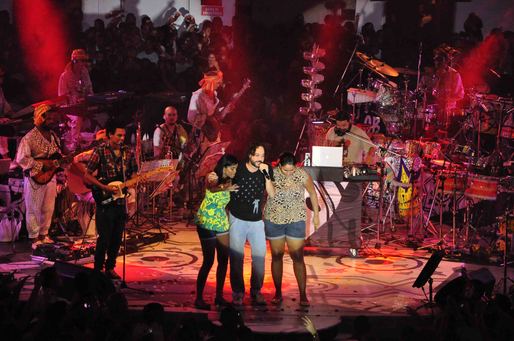 Gabriel O Pensador e duas fãs no palco do Sarau du Brown