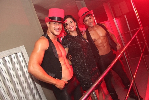 Narcisa faz pose com os gogos da Off Clube