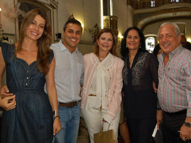 A presença da família Rangel. Tania Gordilho entre Pietra e Marcelo e Sandra e Jayme Rangel