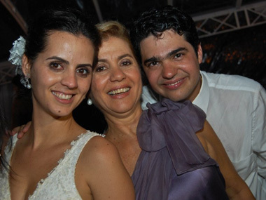 Roberta e Ana Célia Tanajura (mãe da noiva) com Antonio Manuel Simões