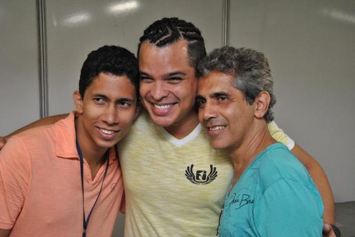 Caio e Jota Velloso com Adelmo Casé.