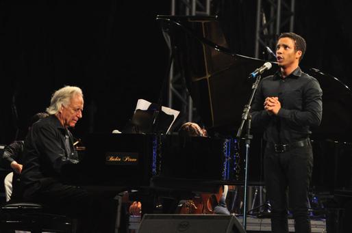 O maestro João Carlos com o cantor Jean William.