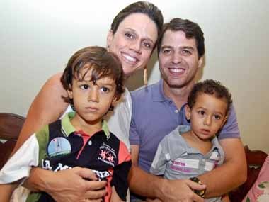 Lila e Sergio Lopes com João Victo e Bento.