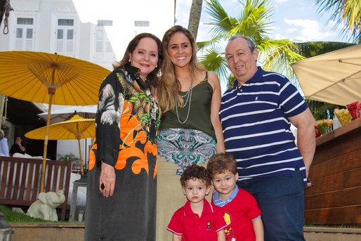 Eliane, Lais, Pedro e Rafel Kruschewsky e Ianco Cheila