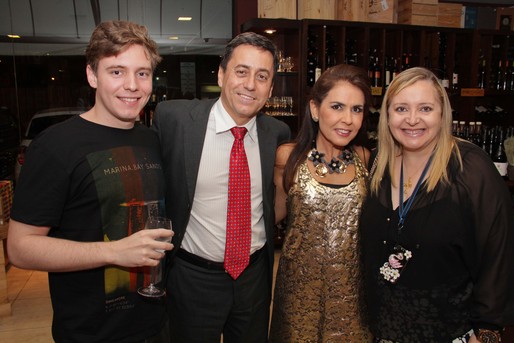 Frederico, Benicio e Marcia Mascarenhas entre Anna Claudia Liborio