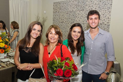 Luciana, Anete e Camila Magalhães e Matheus Rocha Araujo