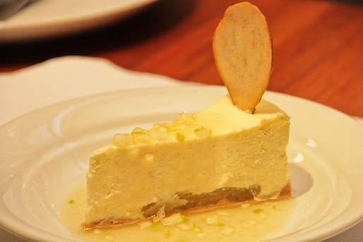 Cheesecake de pera e maçã com calda aromatizada com calvados