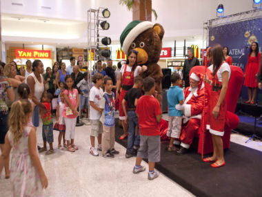 Fila para abraçar o Papai Noel