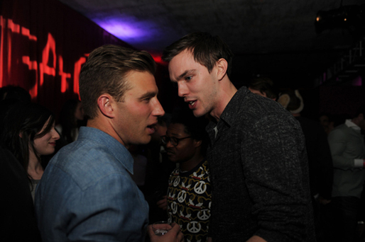 Nicholas Hoult com um amigo