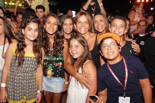 Cynthia Sangalo entre Maria e Beto Sangalo, Lara Paixão, Bia Bernarda, rafaela Lopes, Gustavo Pinheiro, Natalie Cerqueira, Clara Freitas, Samara Pinheiro, Fernanda Mello e Marivaldo dos Santos