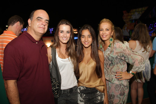 João, Duda e Larissa Bicalho entre Marcella Brandalize