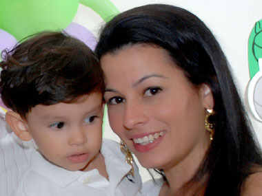 Mateus com a mãe Maria Carmem Barros