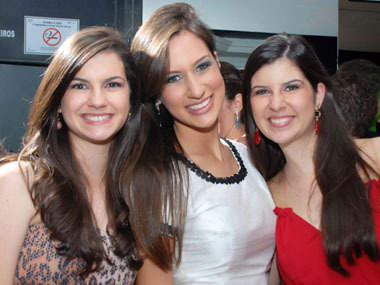 Maria Fernanda entre Thais e Luciana Sacramento.