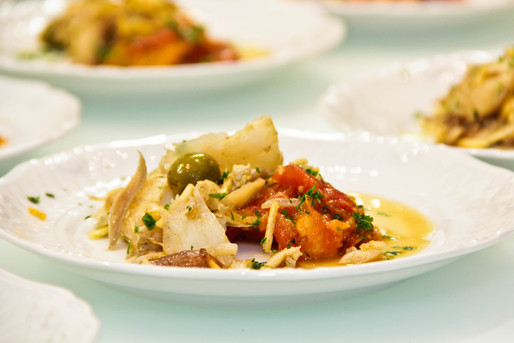 bacalhau à brás com salada de pimentão assado