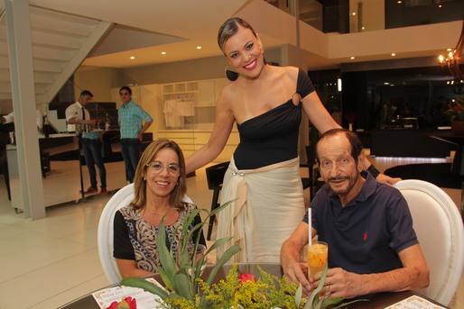 Sylvia Gladys, Rebeca Ernesto e Clem Rezende