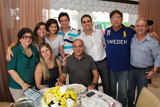 Dior, Liana, Beatriz, Marcos, Eduardo, Antonio, Julio, Iasmin e Adriano Oliva