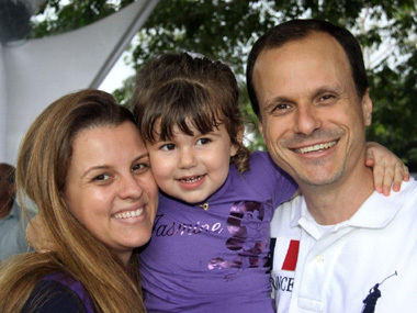 A simpática Gabriela com seu pai Wagner Paiva e sua mamãe Patricia