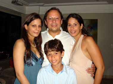 Ton Silveira com as filhas Beatriz , Maria Antonia e o filhote Ton Neto