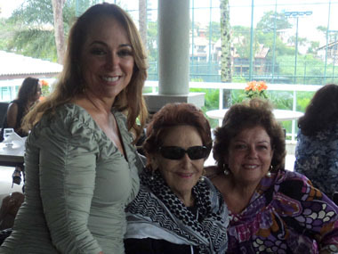 A aniversariante com as colunistas July e Janete Freitas