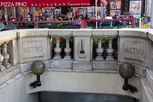 Detalhes de uma estação do Metro de Paris