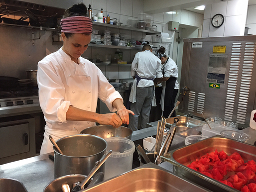 A chef Helena Rizzo  na cozinha do Manioca