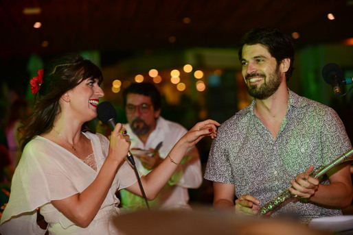 Luisa Proserpio canta com o grupo de choro Brasileiríssimo