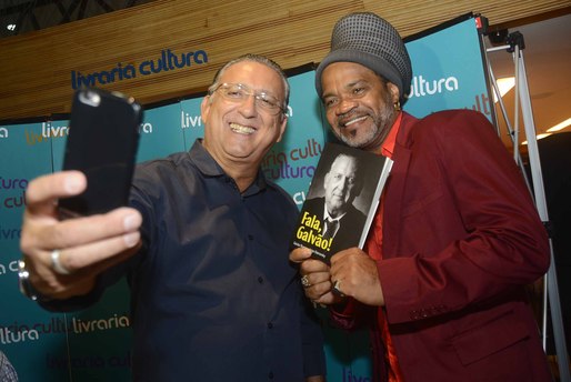 Galvão Bueno e Carlinhos Bronw curtindo uma Selfie