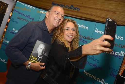 Galvão Bueno e Daniela Mercury curtindo outra Selfie!