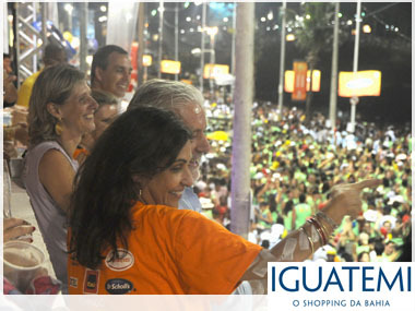 O governador Jacques Vagner e Fatima diante da folia baiana