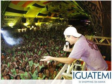 No primeiro dia de Folia de Momo, Durval Lelys fez a alegria dos foliões com seu novo hit, Vale Night, que promete ser uma das músicas mais tocadas neste Carnaval.