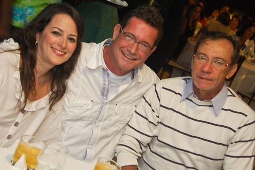 Mara e Alberto Oliveira com Gilmario Menezes