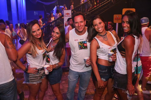 Priscila, Carolina e Izabella Metzker, Thalita Wolff entre Ricardo Marques