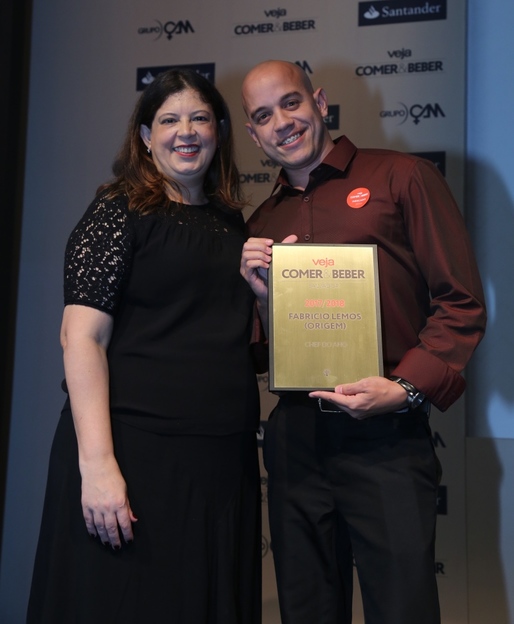  João Caetano recebendo o prêmio de melhor chef para Fabrício Lemos, do Origem, restaurante revelação