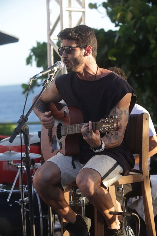 O cantor Gabriel Lago abriu a festa. Foto Sércio Freitas