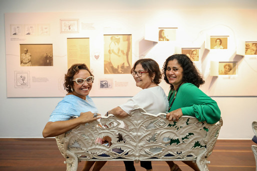 Elaine Hazin, Tania Fraccaroli e Ju Velloso Mesquita - Curadores__Exposição Ser Feliz É Para Quem Tem Coragem