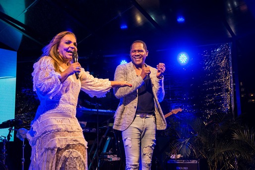 Andrea Velame e Tatau no palco