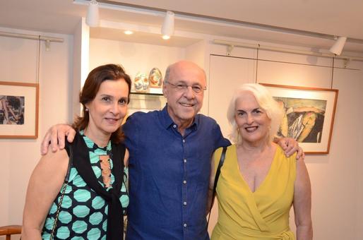 Evandro Carneiro entre Maria Helene e Maria da Conceição Brennand