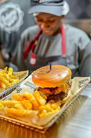 Inauguração do tradicional  restaurante temático Johnny Rockets em Salvador