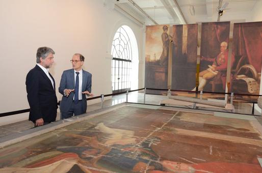 João de Orleans e Bragança e Paulo Knauss apreciando o restauro de um quadro