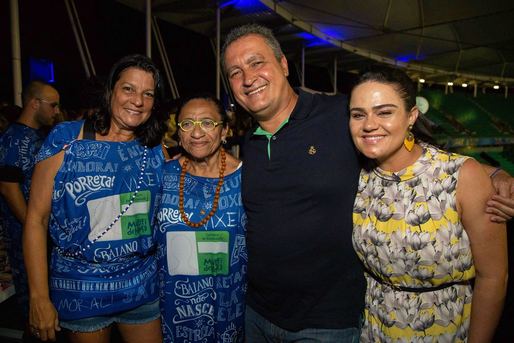 O governador Rui Costa e sua esposa Aline Fernanda Almeida recepcionados por Licia Fabio