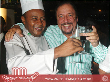 O chef João Silva brinda à inauguração do seu restaurante