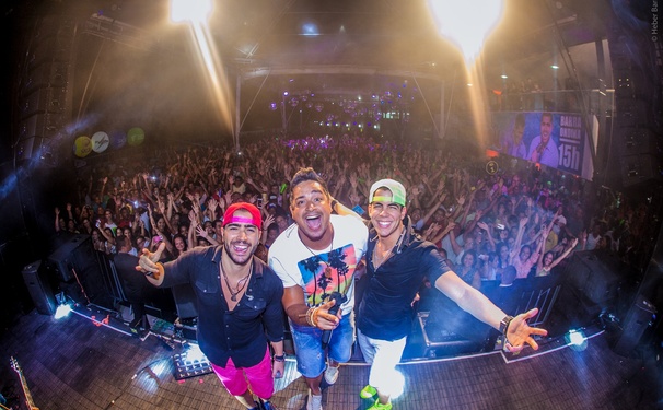 Panicat e Xanddy curtem Oito7Nove4 no Espanhol!