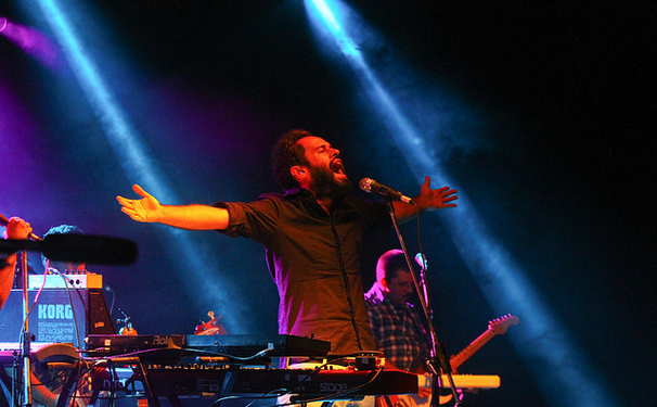 Marcelo Jeneci emociona público no Palco Sensações