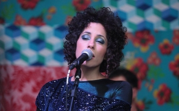 Márcia Castro veste Jeferson Ribeiro