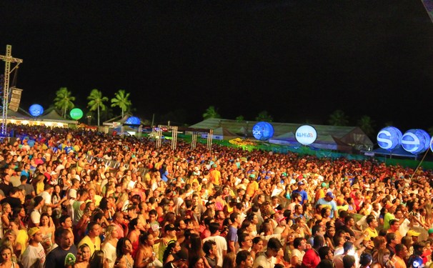 Bell Marques, Aviões do Forro e Oito7nove4 agitaram a Praia do Forte