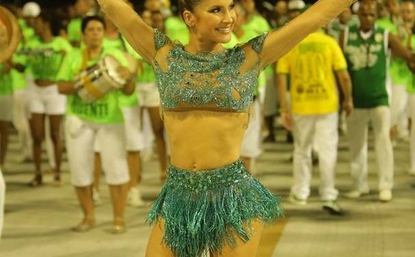 Claudinha Leitte e sua Make para a Sapucaí